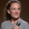 Jacqueline Novak: Pune-te în genunchi – Netflix