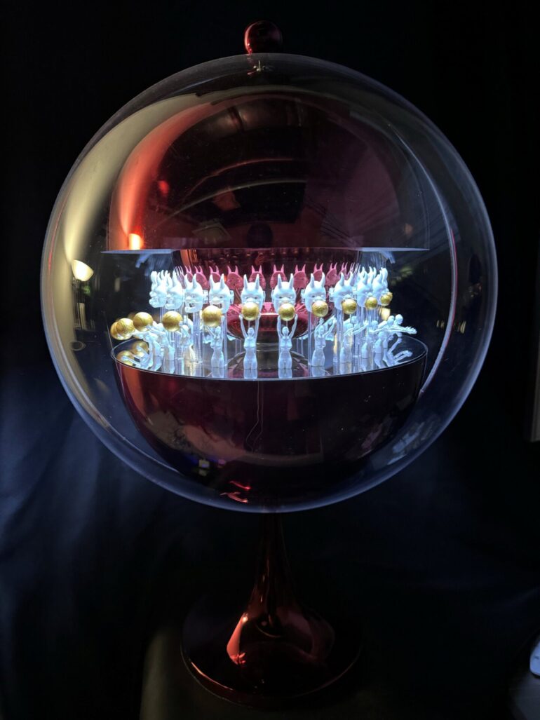 Artistas Internacionais Exploram Matéria Luminosa na October Gallery