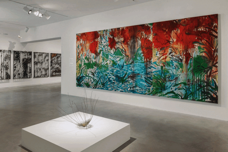 Saif Azzuz Desafia Narrativas Coloniais Sobre a Terra em Exposição Inédita