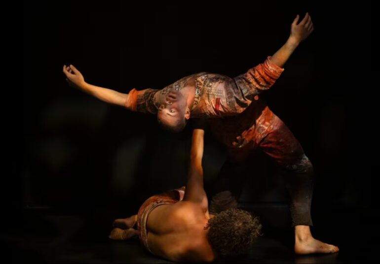 ‘The Other Side of Me’ de Gary Lang ergue uma arquitetura sonora do deslocamento na Ópera de Sydney