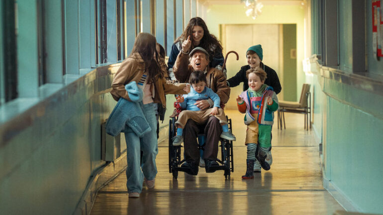 A estreia de Kate Winslet na realização com ‘Adeus, June’ redefine o drama lacrimogéneo de Natal na Netflix: Crítica e Reportagem