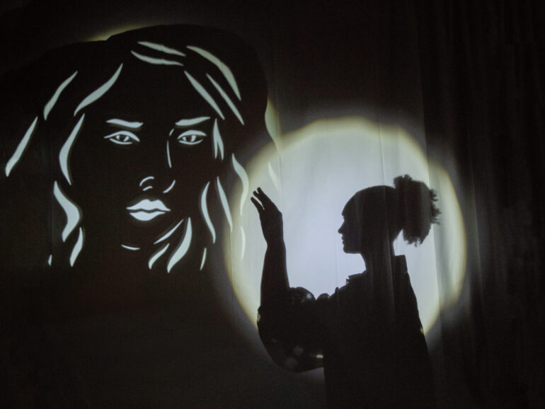 La MaMa Experimental Theatre Club Apresenta a Estreia Mundial de Mia M.I.A., um Conto de Fadas de Ficção Científica que Desafia Géneros